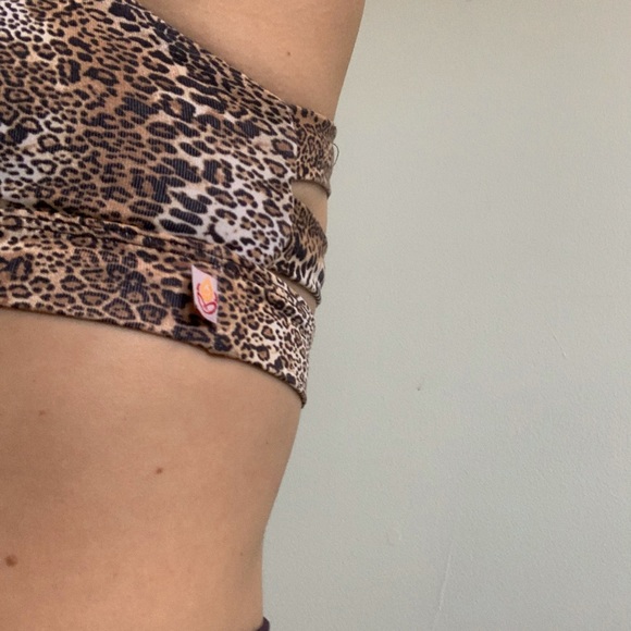 Small, super soft & sexy, leopard print yoga top - Picture 4 of 9